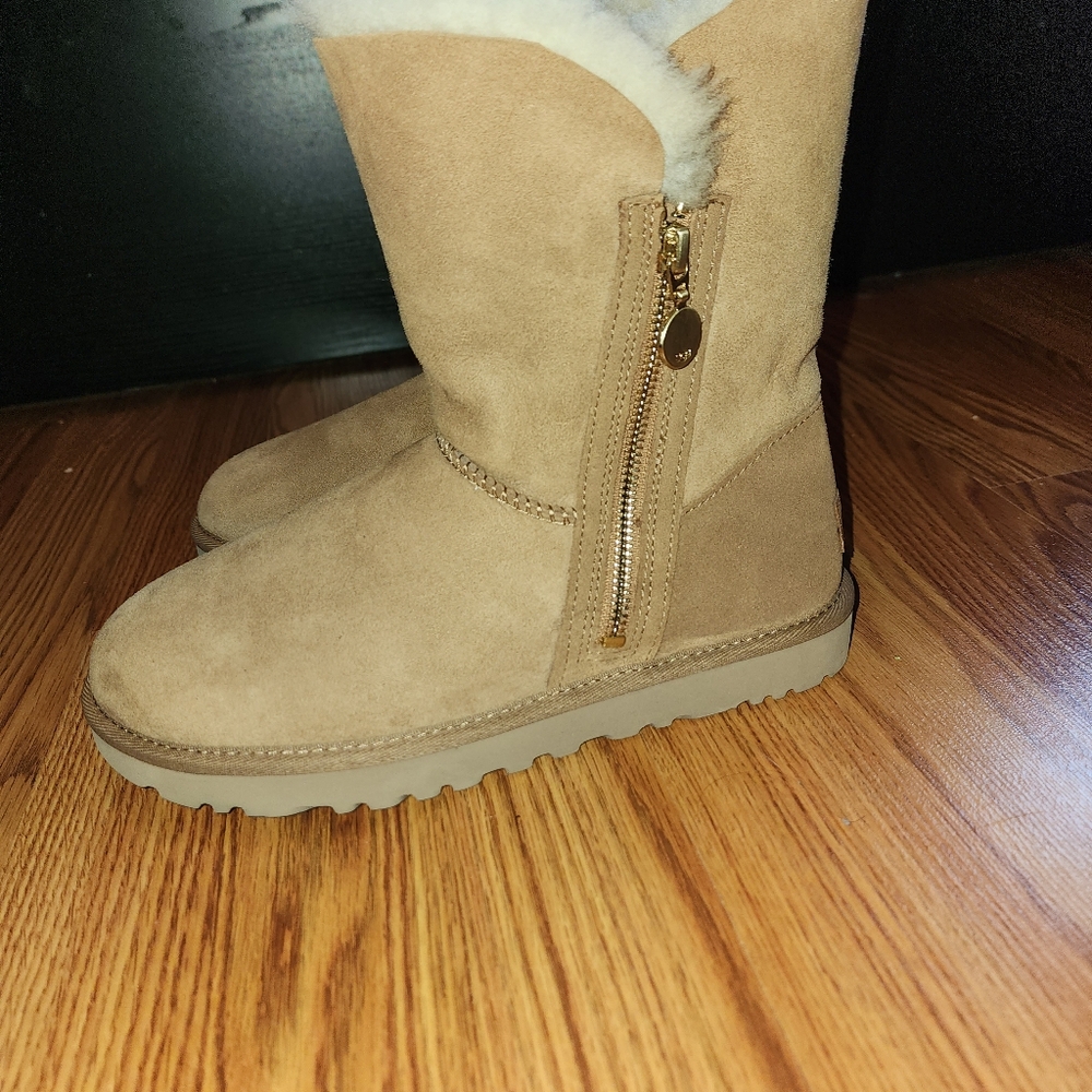 UGG Chestnut Ankle Boots with Shearling - Picture 5 of 10